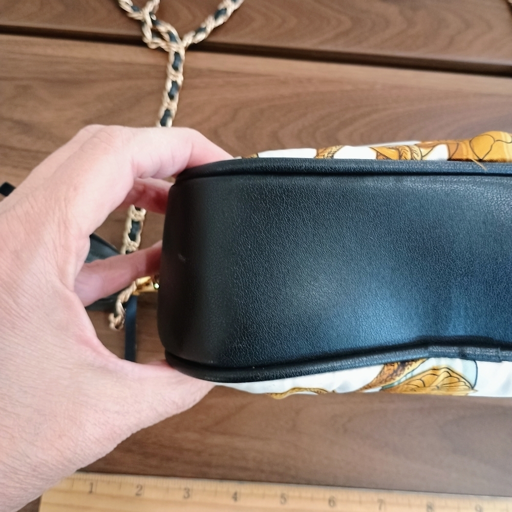 Elegant Black and Gold Women's Bag - Picture 7 of 9